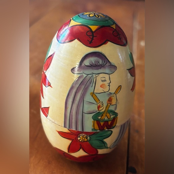 VNTG - Terry Village, Hand Painted, Wooden Nesting Eggs, Nativity/Poinsettia - Picture 6 of 15